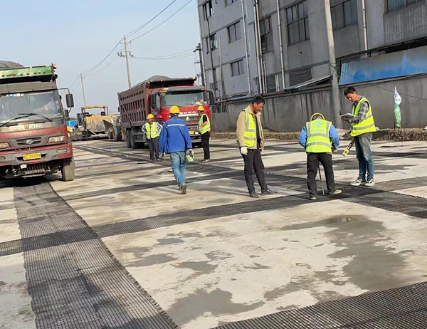 洛龙老材料的新故事：玻璃纤维土工格栅如何在‘白改黑’浪潮中重获新生？